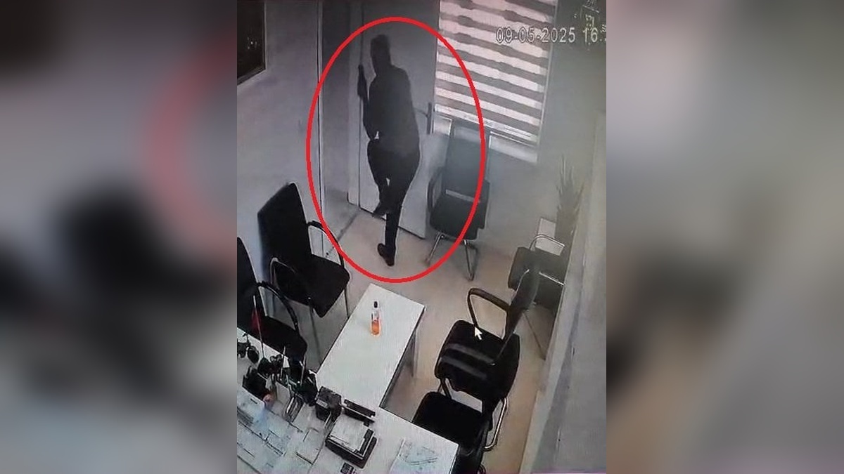 Elazığ'da muhtar silahlı saldırıya uğradı: O anlar güvenlik kamerasında