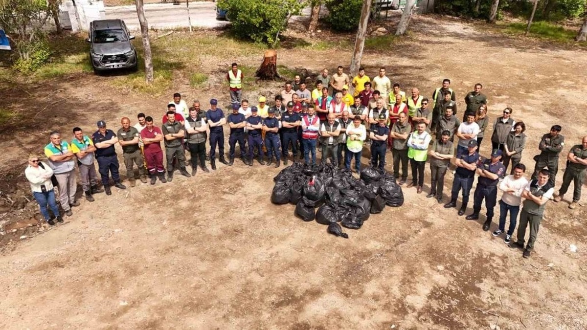 Marmaris'te 'Orman Benim' Kampanyası: 1 Saatte Bir Römork Çöp Toplandı