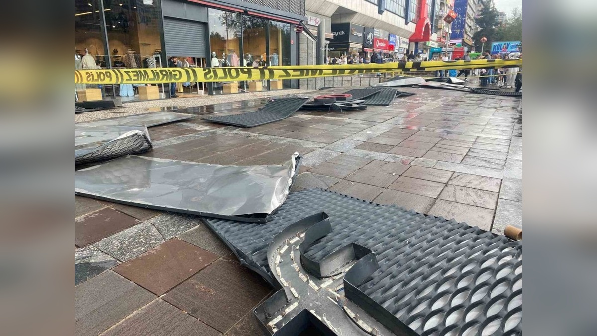 Ankara'da fırtına mağaza tabelasını devirdi