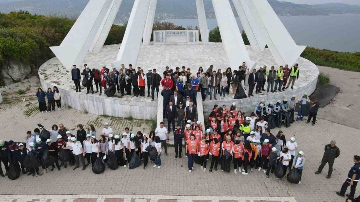 Bandırma'da "Orman Benim" etkinliği: Son Kurşun Anıtı çevresi temizlendi