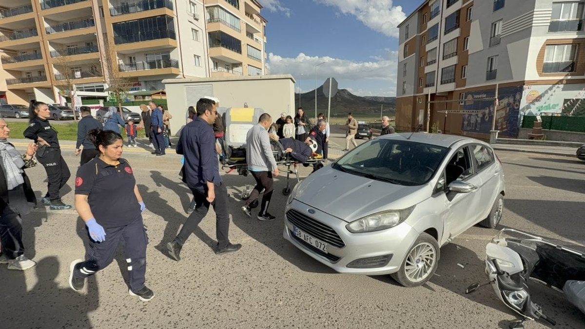 Sivas'ta polis memuru motosiklet kazasında yaralandı