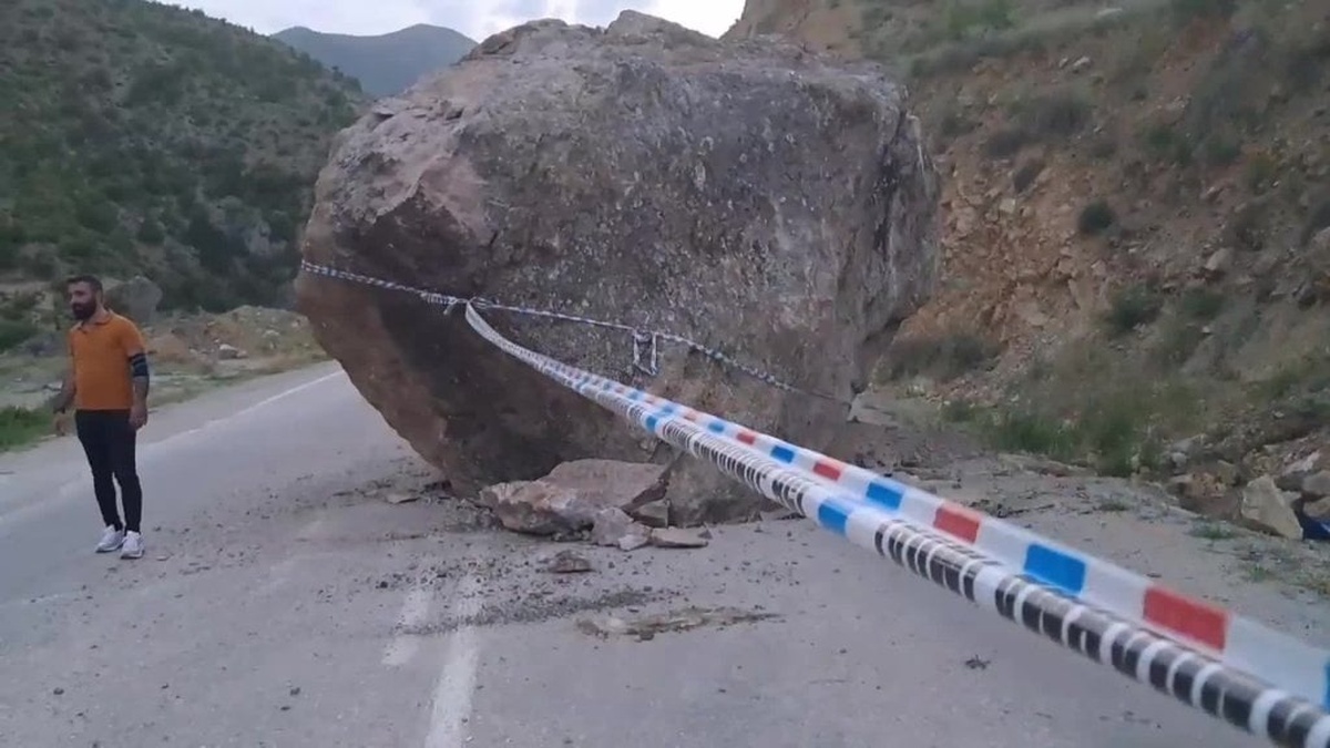 Ardahan-Artvin karayolunda büyük kaya düştü: Faciayı önlendi