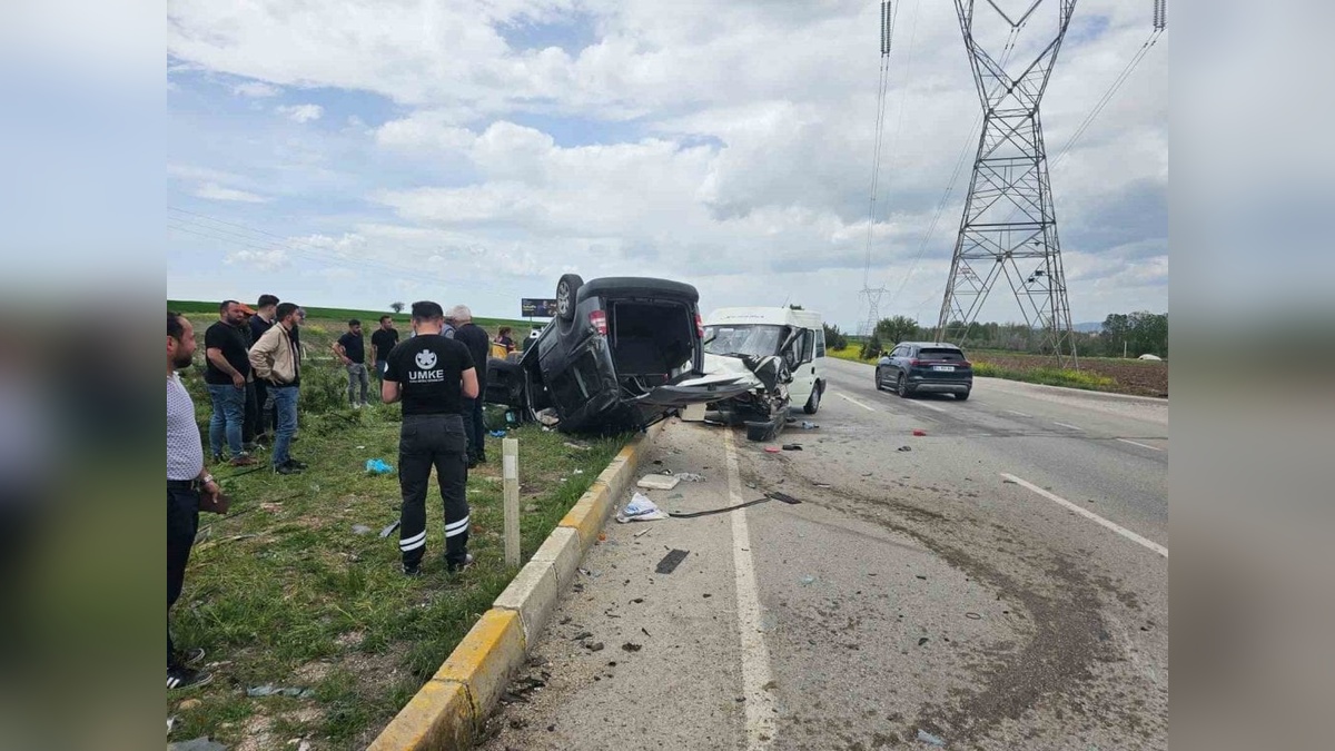 Afyonkarahisar'da trafik kazası: Altı çocuk dahil dokuz kişi yaralandı