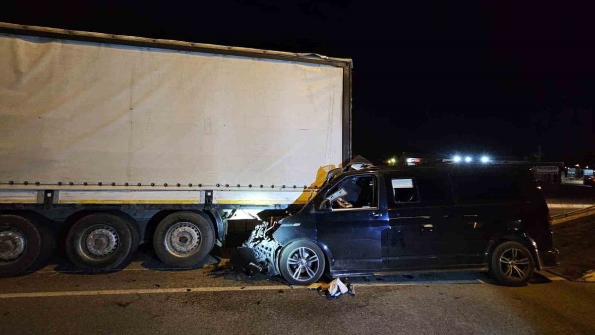 Kayseri'de feci kaza: Ticari araç tıra çarptı, sürücü ağır yaralı
