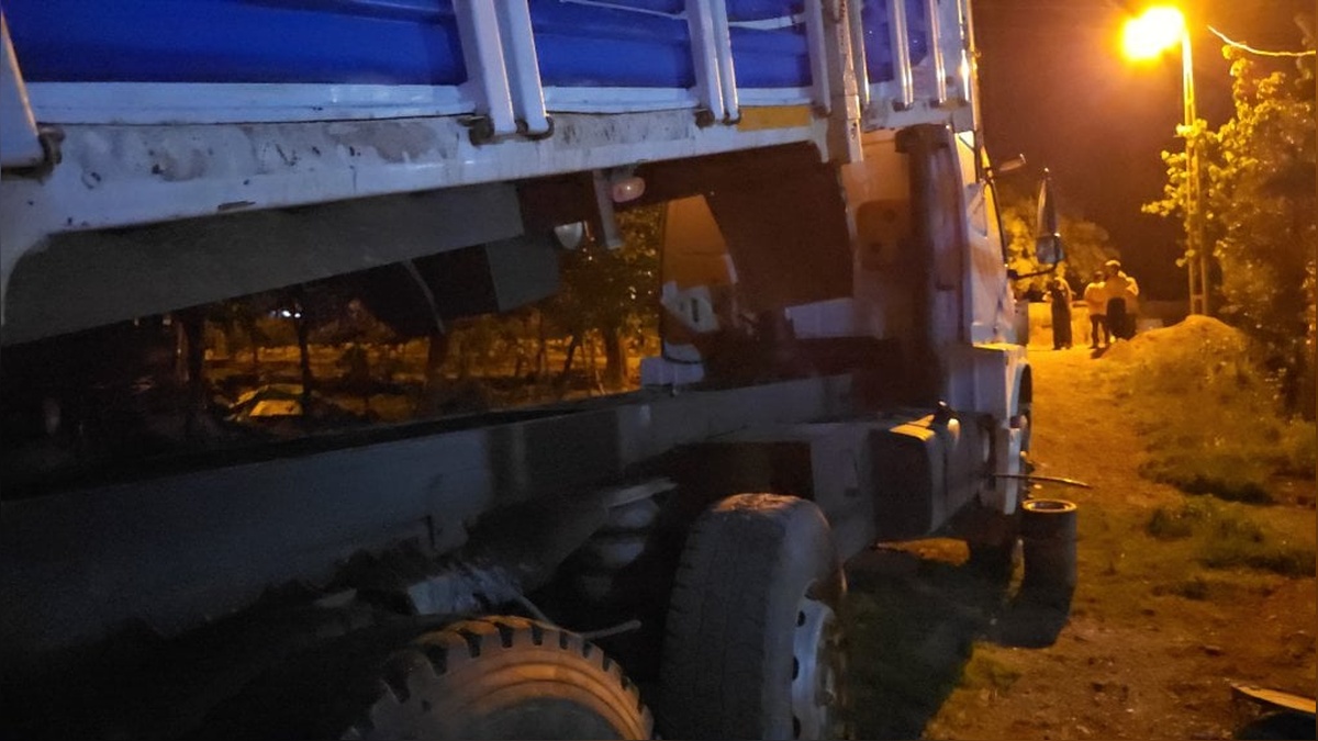 Adana'da kamyon tamir ederken kupa altında kalan adam yaralandı