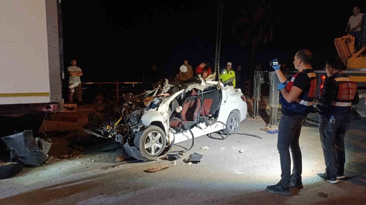Mersin'de feci kaza: Park halindeki tıra çarpan otomobildeki 2 kişi hayatını kaybetti