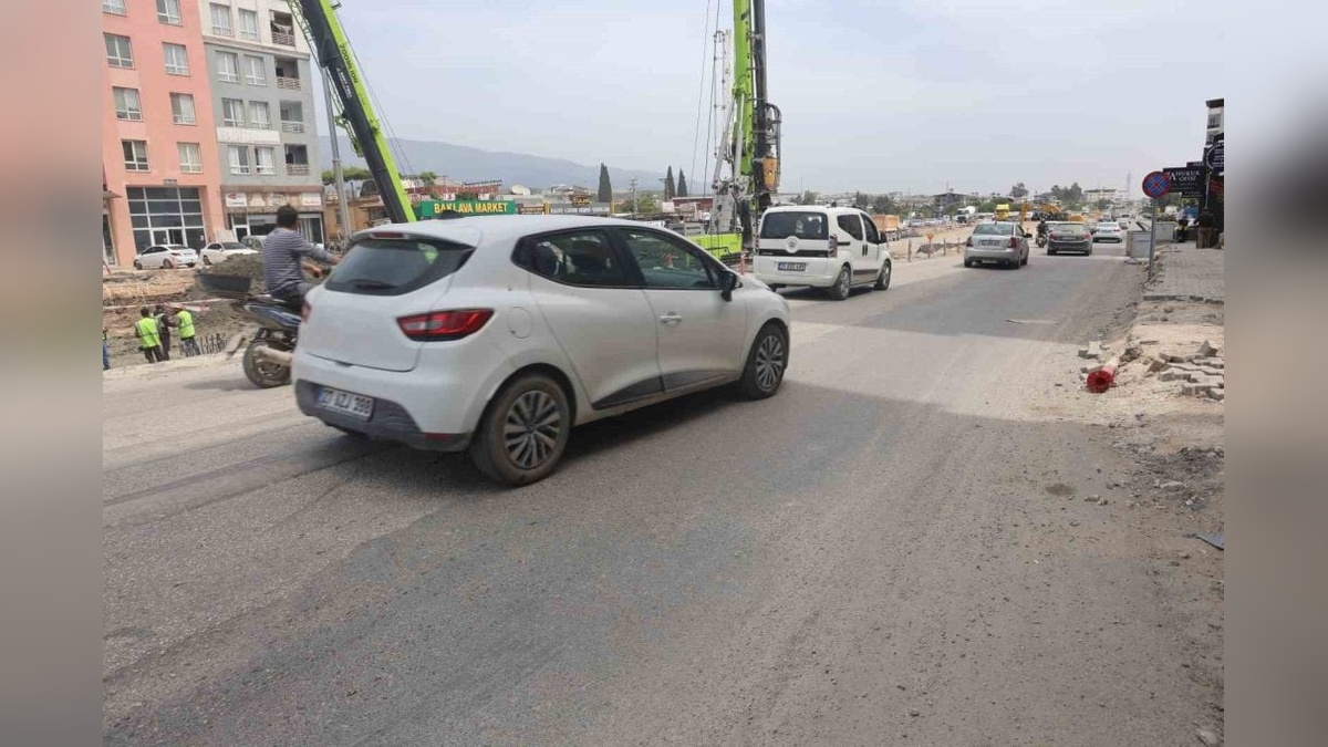 Hatay'da kamyon otomobili sürükledi: Sürücü olay yerinden kaçtı