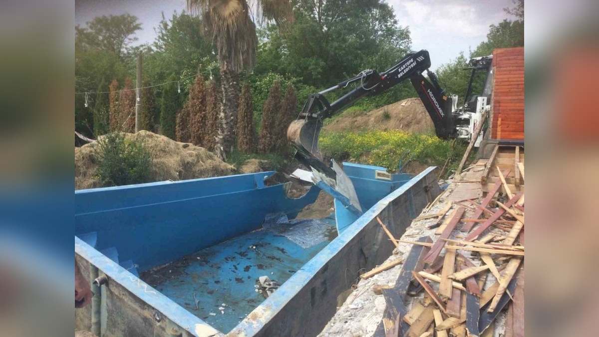 Kartepe'de 14 ruhsatsız bungalov yıkıldı