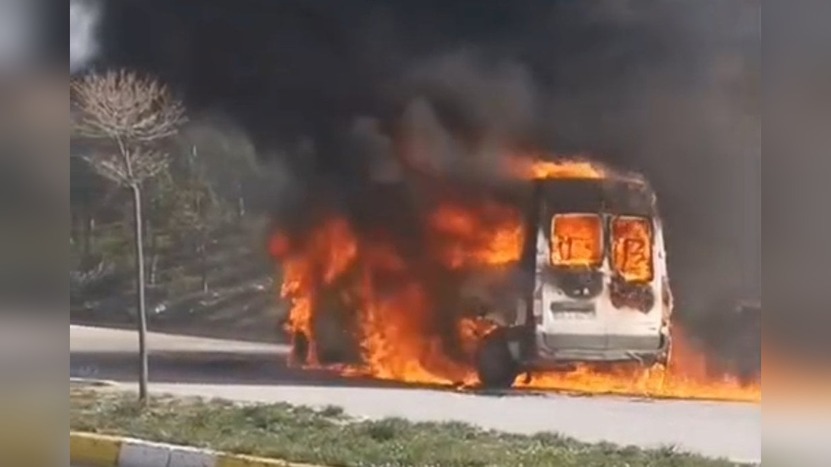 Sivas'ta havalimanı servisinde yangın: Araç kullanılamaz hale geldi