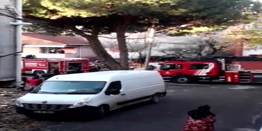 Tuzla'da gecekondu alev alev yandı