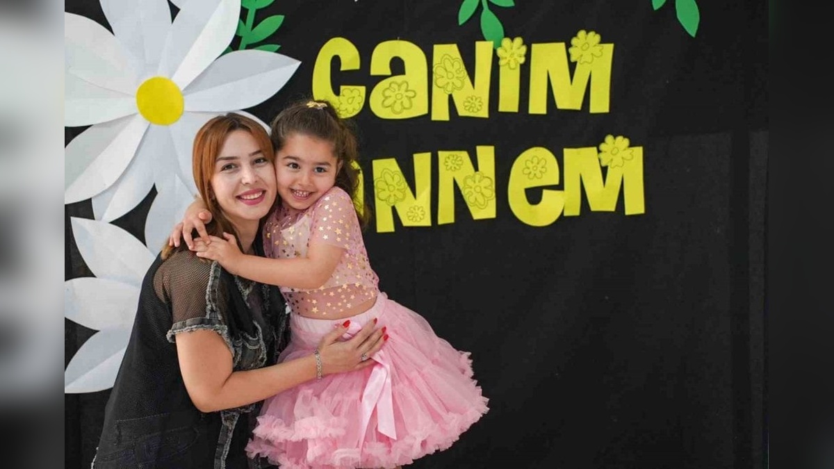 Tarsus Belediyesi'nden Anneler Günü etkinlikleri: Minikler sahnede, anneler serada buluştu