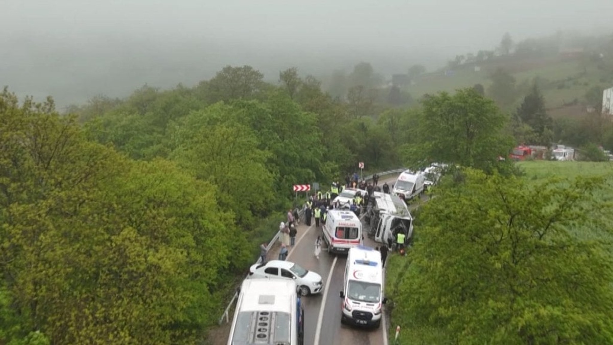 Sinop'ta tur otobüsü ile otomobil çarpıştı: 18 yaralı