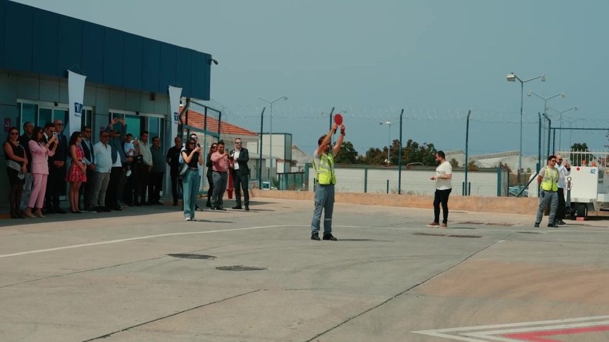 Alanya'ya Danimarka'dan ilk turist kafilesi: Geleneksel su takı seremonisiyle karşılandılar