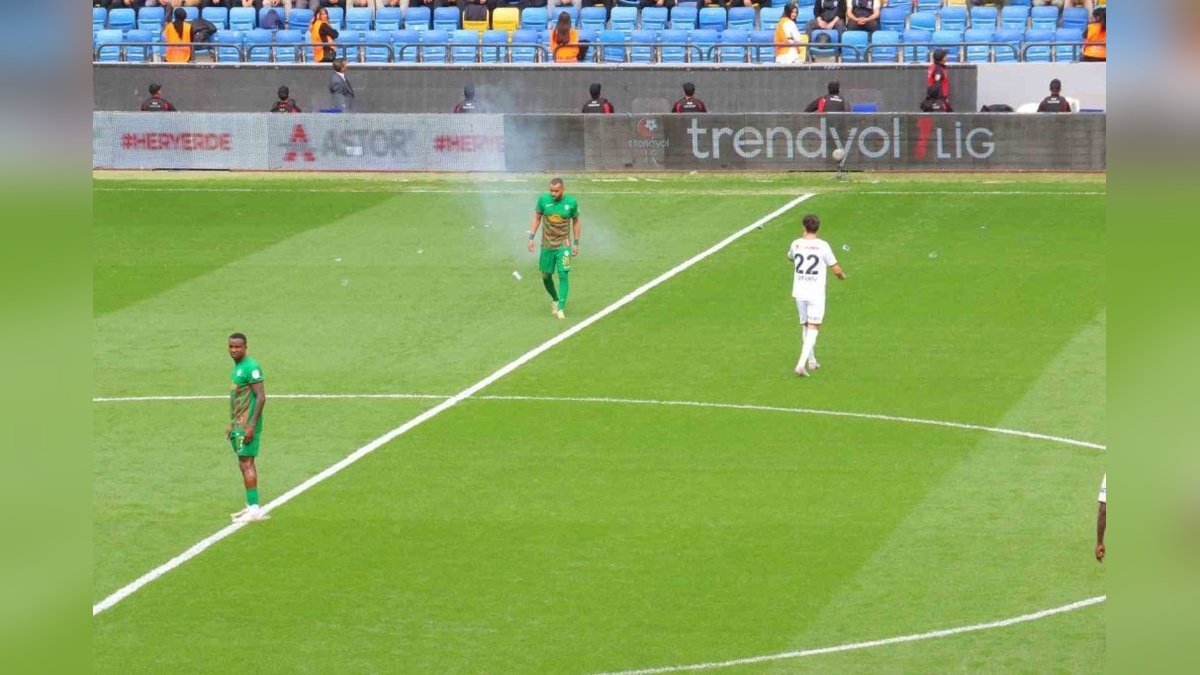 Ankara'da olaylı maç: MKE Ankaragücü - Amed Sportif Faaliyetler karşılaşması yabancı madde atılmasıyla başladı