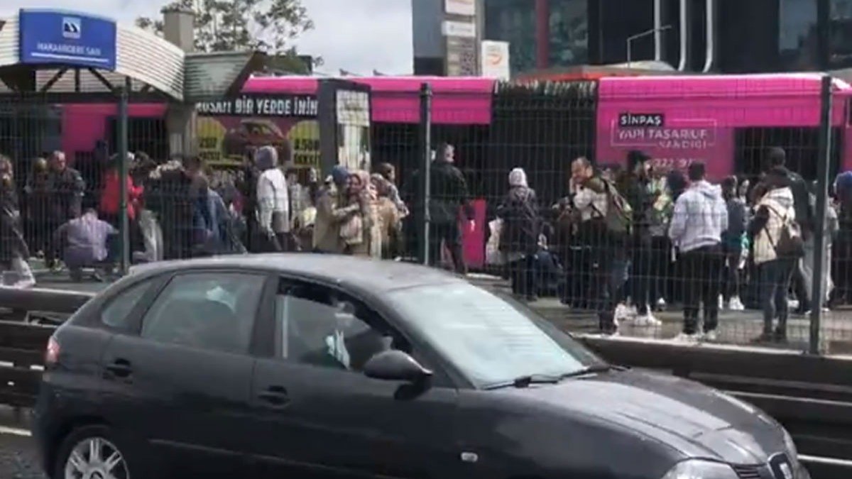 Son dakika... Beylikdüzü'nde iki metrobüs çarpıştı