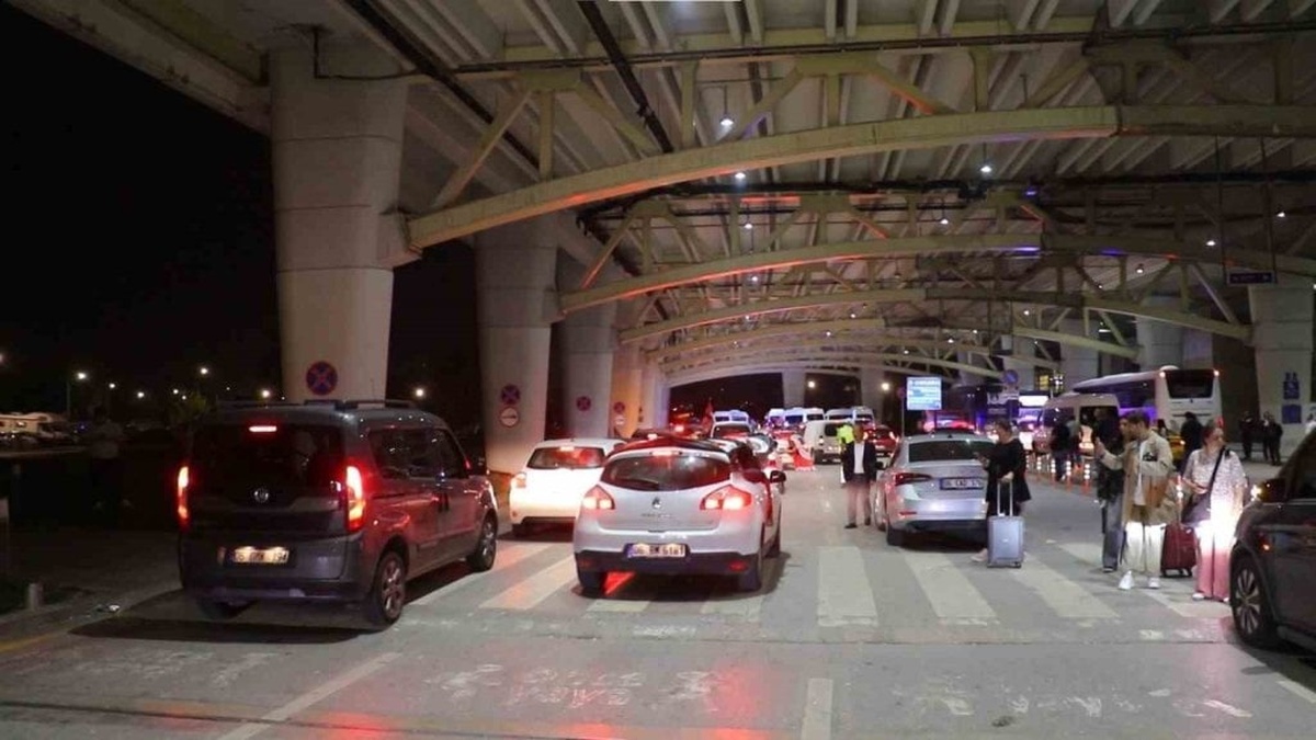 Gençlerbirliği taraftarları şampiyonluk sevincini havalimanında kutladı