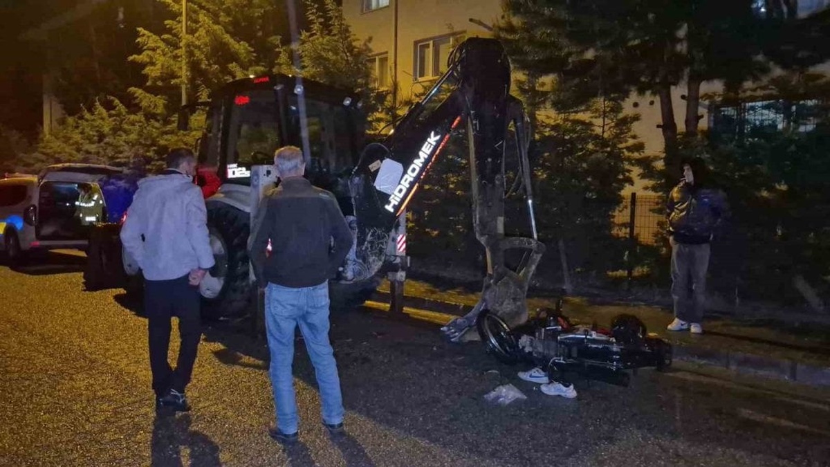 Düzce'de motosiklet, iş makinesine çarptı: 2 yaralı