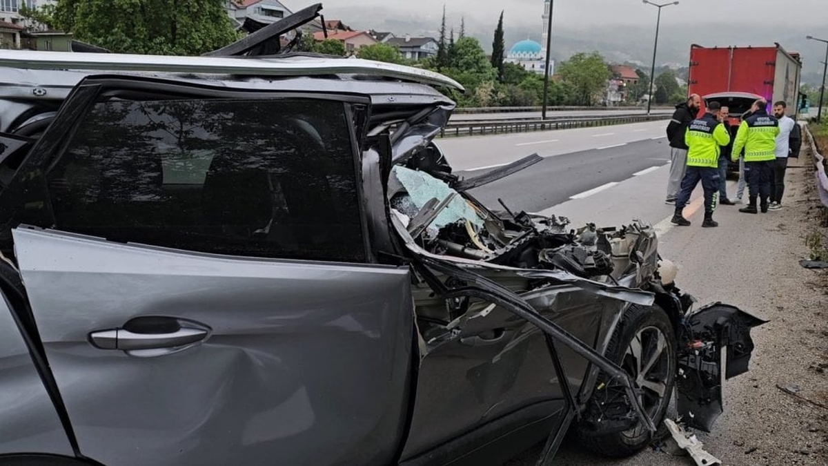 Sapanca'da cip TIR'a arkadan çarptı: Sürücü hafif yaralandı