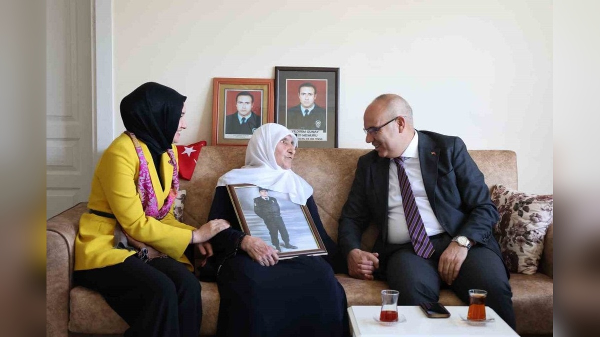 Ağrı Valisi Koç, Şehit Polis Günay'ın annesini ziyaret etti