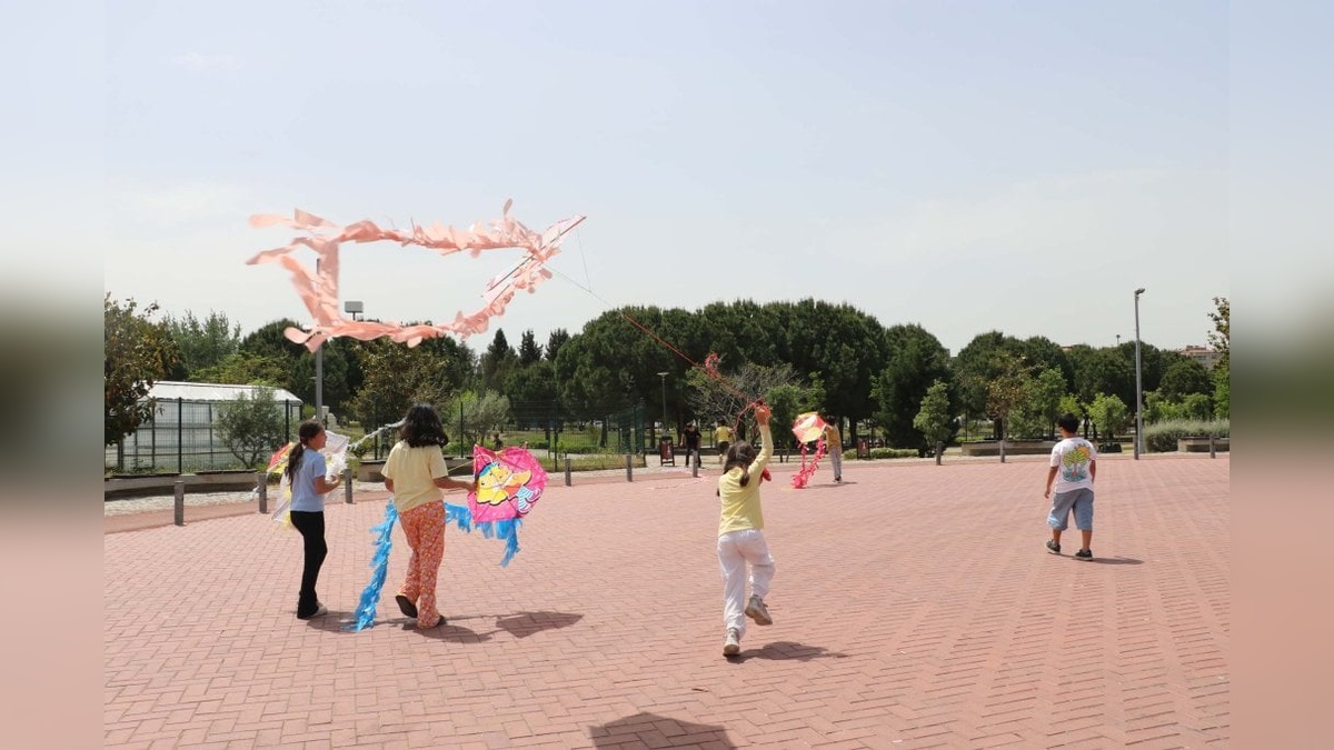 İzmir'de anlamlı buluşma: İşitme engelli ve işiten öğrenciler uçurtma şenliğinde bir araya geldi