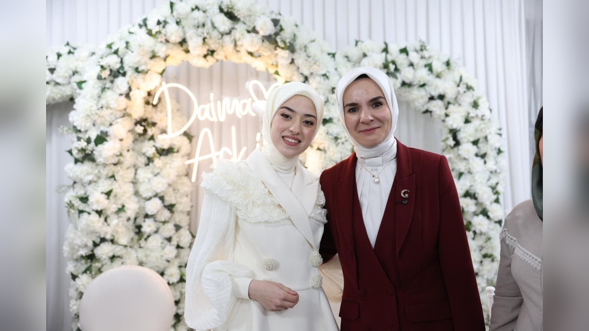 Aile ve Sosyal Hizmetler Bakanı Göktaş, gencin kız isteme merasimine katıldı