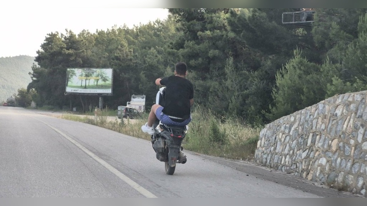Bodrum'da tehlikeli yolculuk: Plakasız ve kasksız motosikletli sürücü emniyet şeridinde ön teker kaldırdı