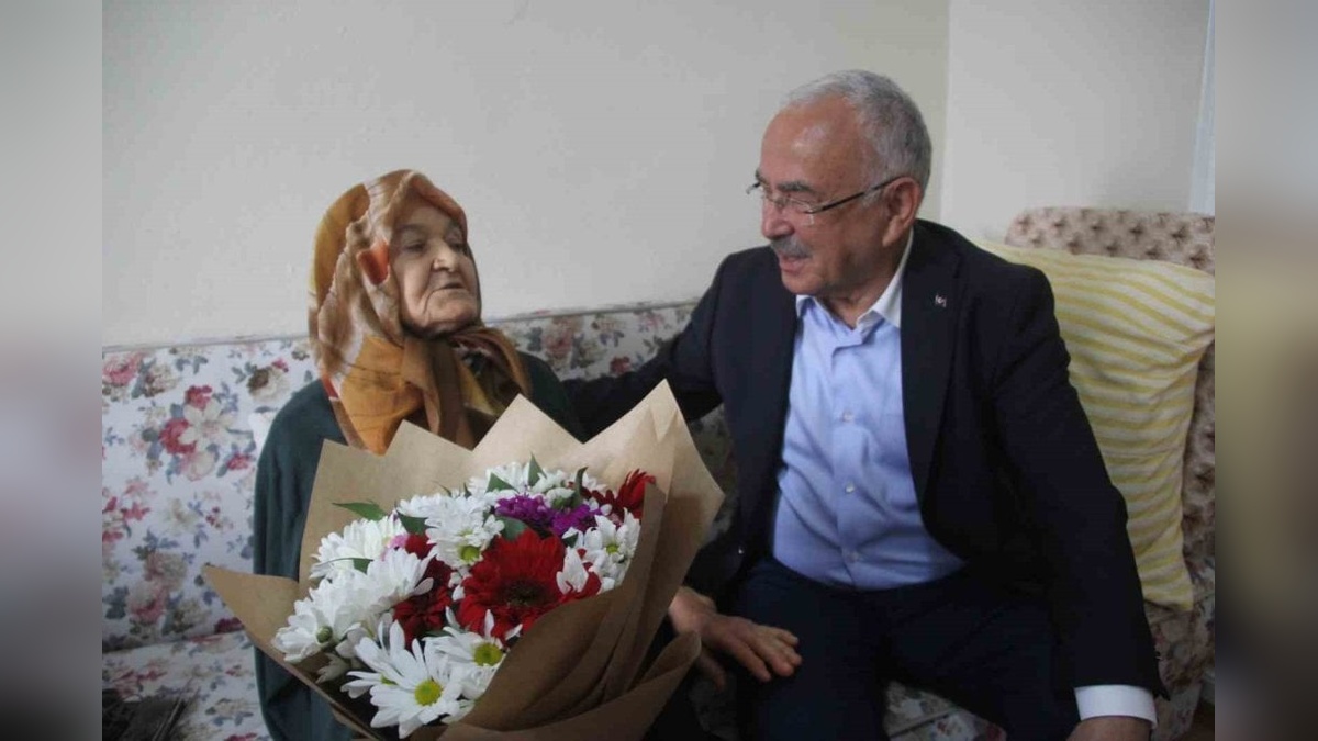 Ordu Büyükşehir Belediye Başkanı Güler, 110 yaşındaki Aybastı'nın Anneler Günü'nü kutladı
