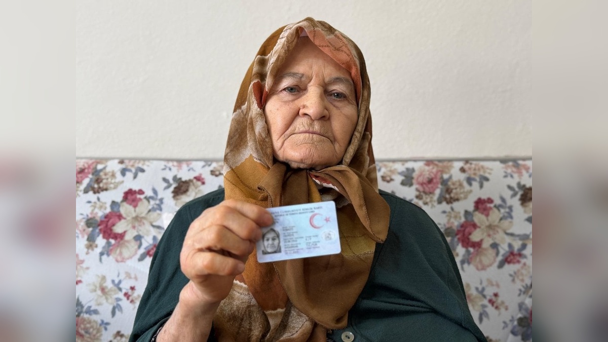 Ordu Büyükşehir Belediye Başkanı Güler, 109 yaşındaki Hayriye nineyi ziyaret etti: Anneler günü dolayısıyla bir araya geldiler