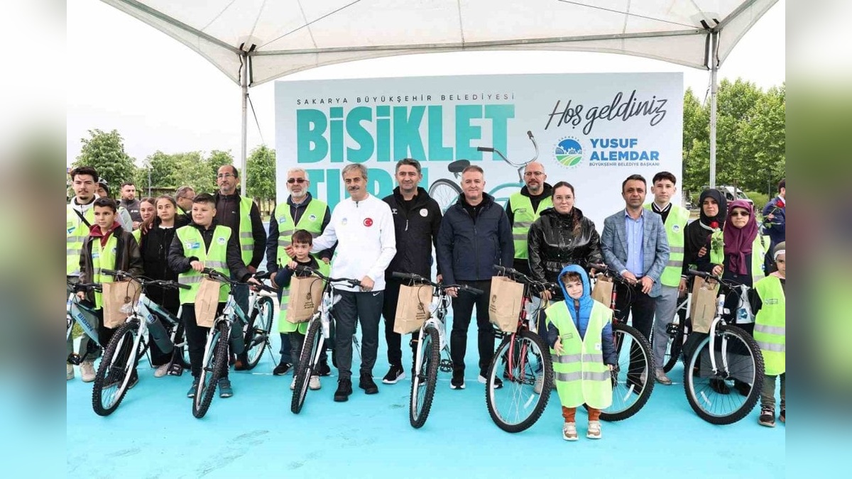 Sakarya Büyükşehir Belediyesi'nden Trafik Haftası'nda bisiklet hediyesi