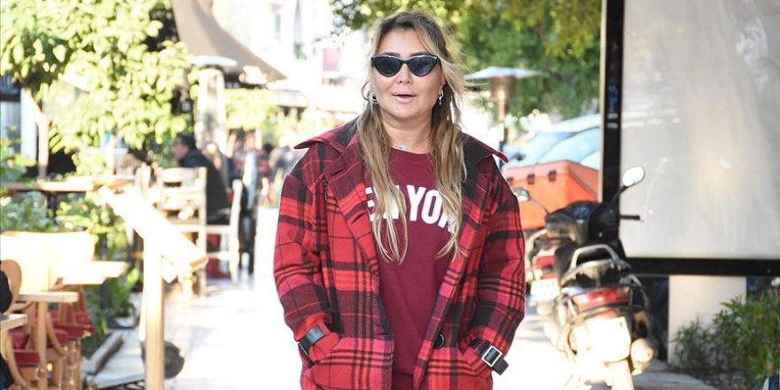 Yonca Evcimik sanat hayatının 42'nci yılını kutluyor