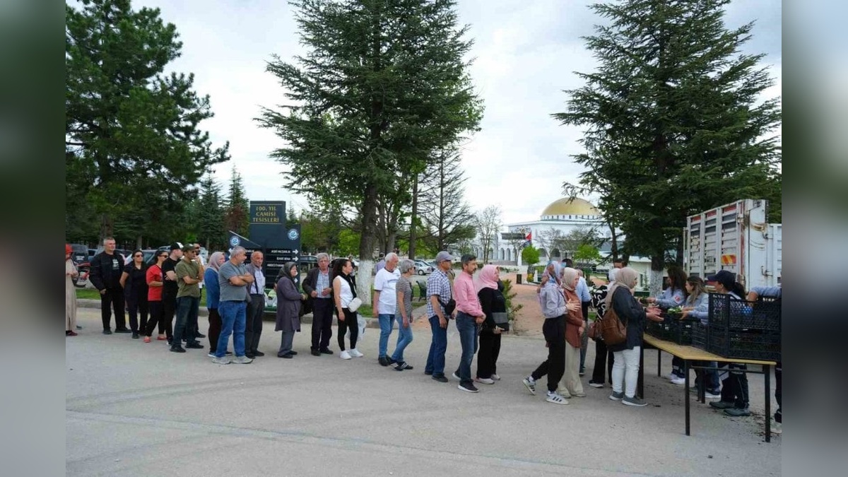 Eskişehir Büyükşehir Belediyesi’nden Anneler Günü’nde anlamlı jest: Binlerce çiçek ücretsiz dağıtıldı