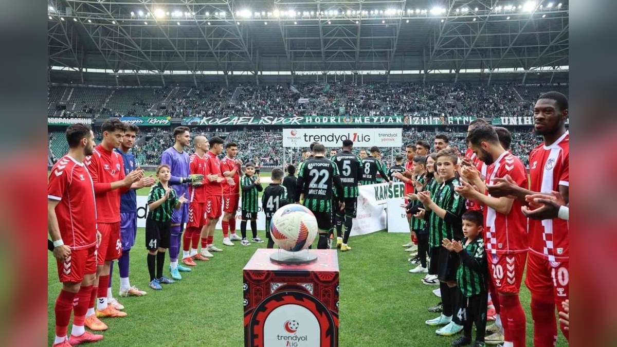 Kocaelispor, şampiyonluk kutlamalarıyla sahaya çıktı: Ankara Keçiörengücü'nden alkış yağdı