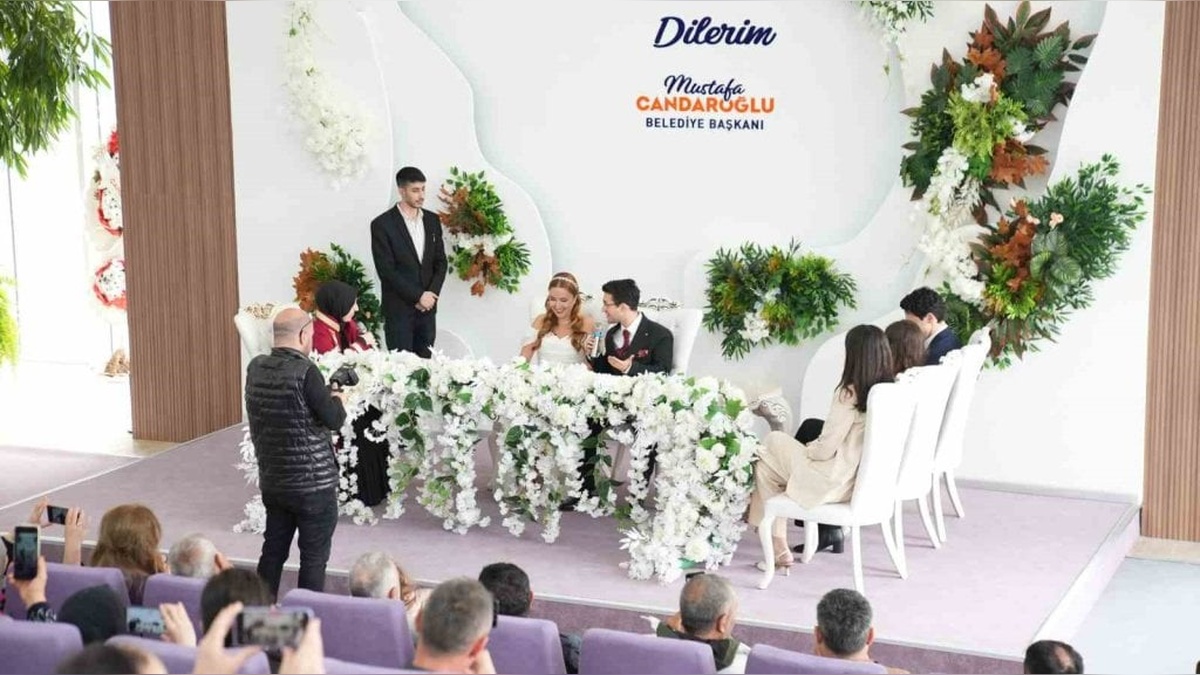 Arnavutköy Belediyesi’nde Anneler Günü’ne özel nikah: Aileler kız isteme merasiminde barıştı