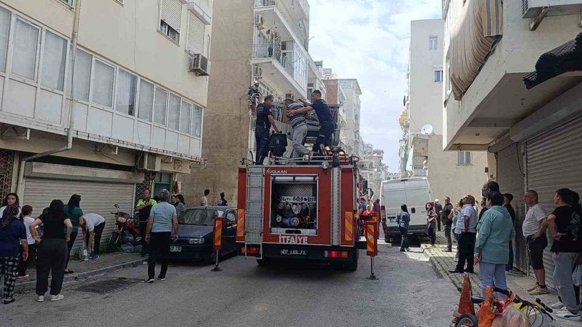 Antalya'da apartman yangını: Mahsur kalanlar kurtarıldı