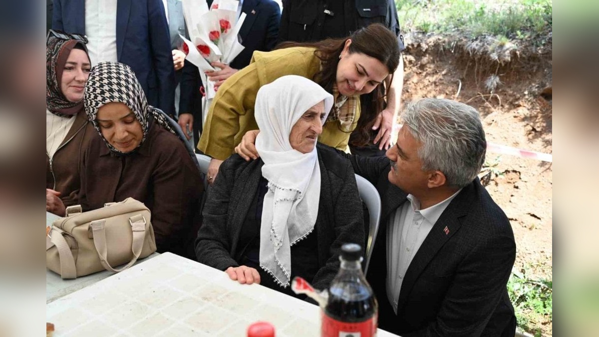 Vali Makas ve eşi, Anneler Günü'nde şehit anneleri ve diğer annelerle bir araya geldi: Anneler, milletimizin temel direğidir