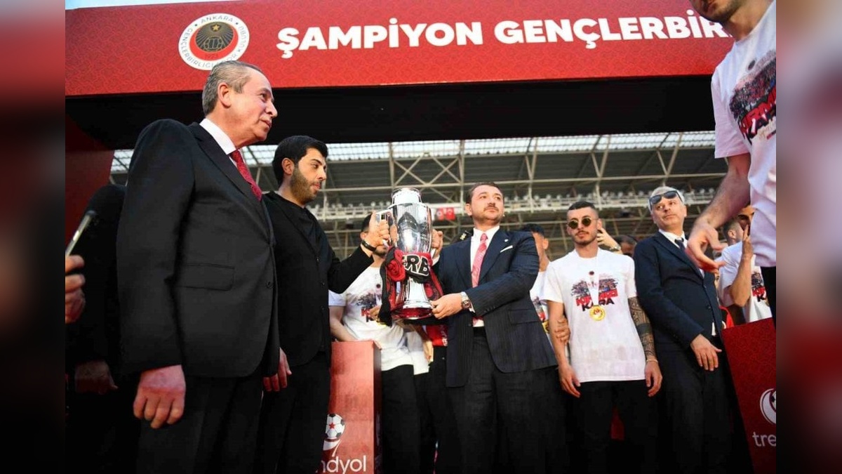 Gençlerbirliği, Süper Lig'e yükseliş kupasını aldı: Başkan Sungur, 'her zaman spor için savaşacağım' dedi
