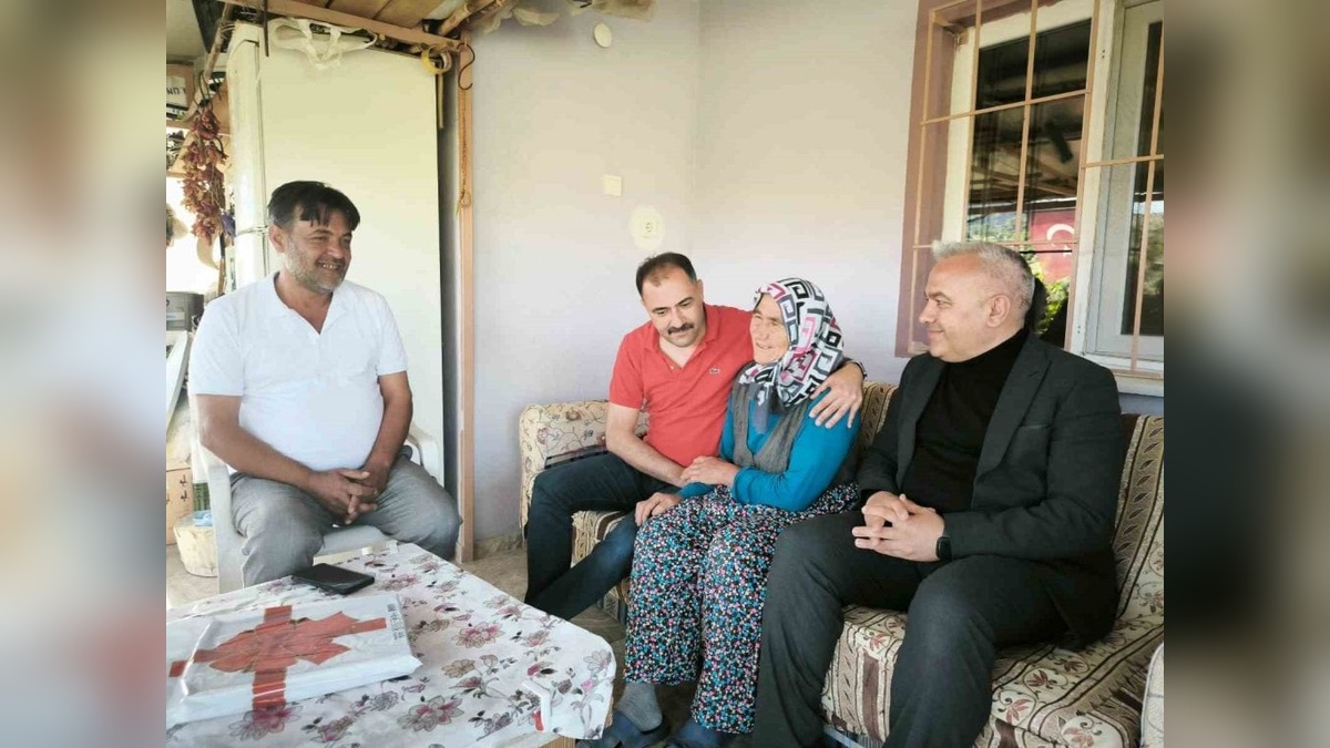 Demirci Belediye Başkanı Kara, şehit annelerinin Anneler Gününü kutladı