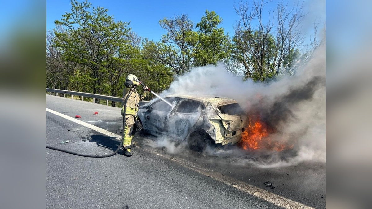 Büyükçekmece'de otomobil alev alev yandı: Sürücü son anda kurtuldu