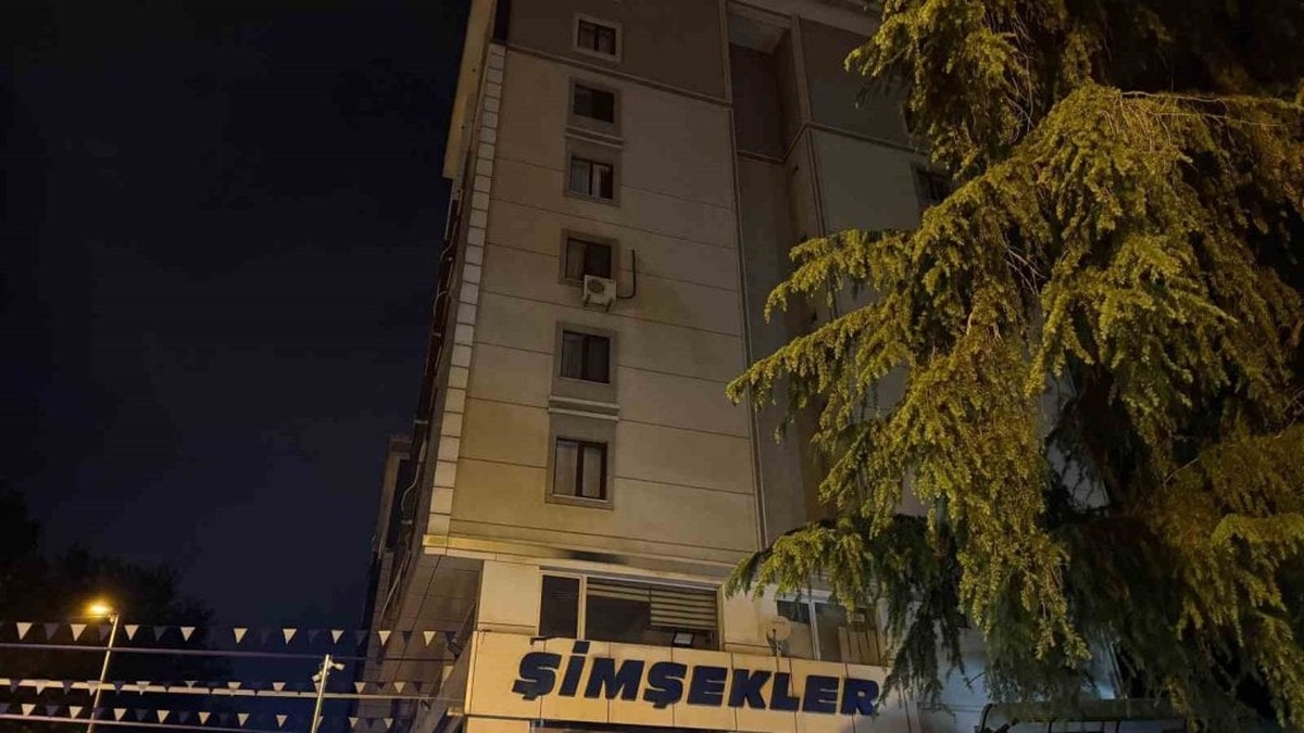 Ataşehir'de doğalgaz parlaması: Genç, 5. kattan atladı