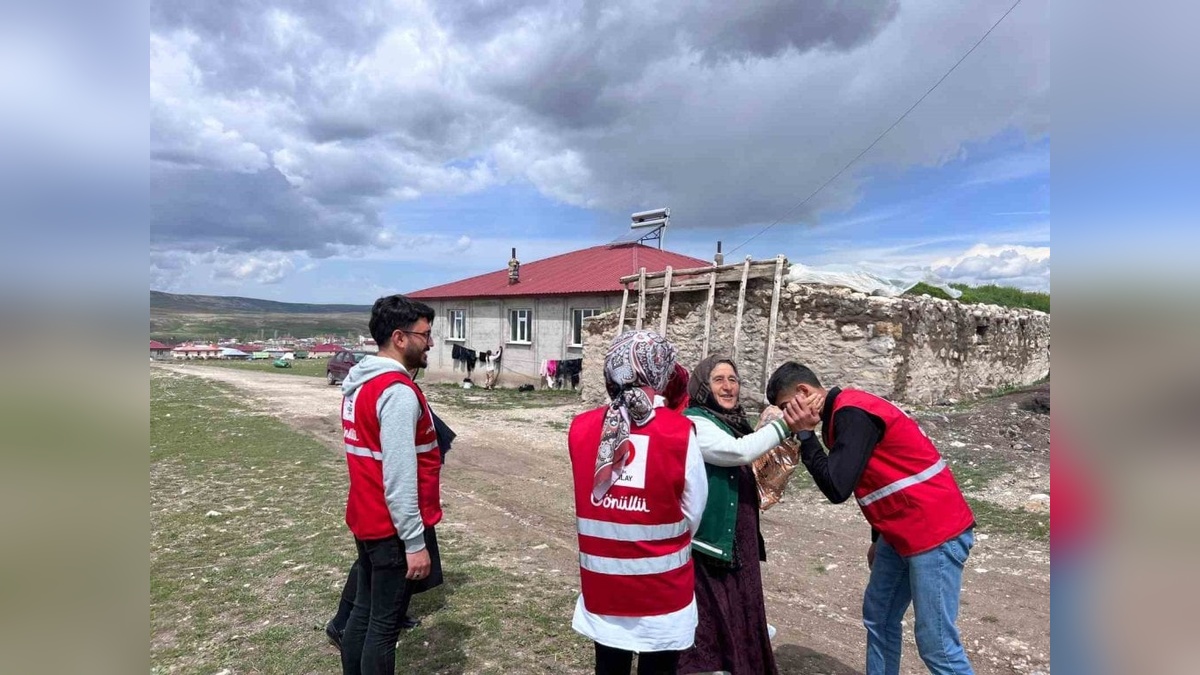Ağrı Kızılay, Anneler Günü'nde anneleri unutmadı: Yalnız yaşayan ve şehit annelerine ziyaret