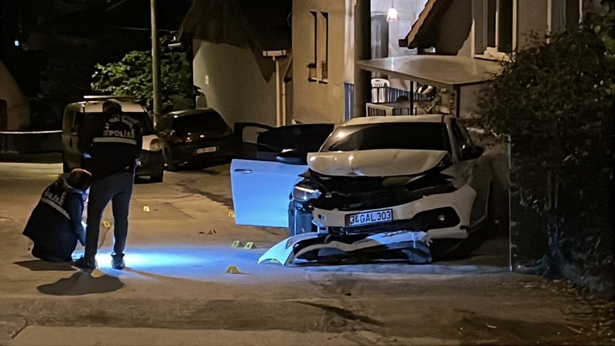 İzmit'te silahlı saldırı: Otomobil direğe çarptı, sürücü yaralandı
