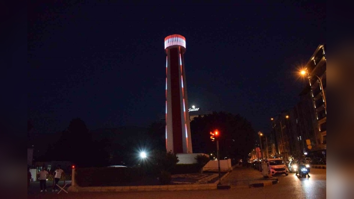Hatay'ın 161 yıllık tarihi fener kulesi ışıklandırıldı