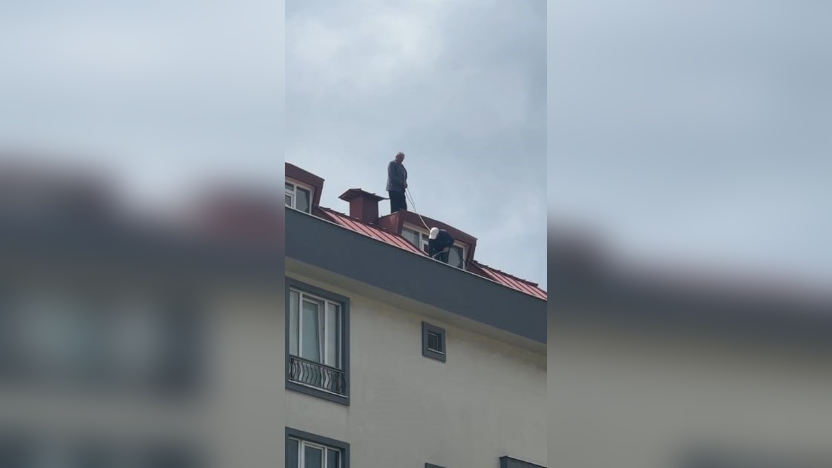 Beylikdüzü'nde tadilat şoku: İple sarkarak canını hiçe saydı