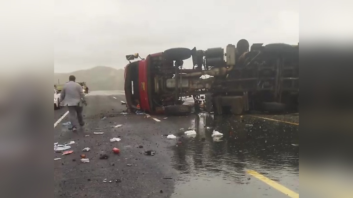 Van-Hakkari karayolunda tır devrildi: İki yaralı