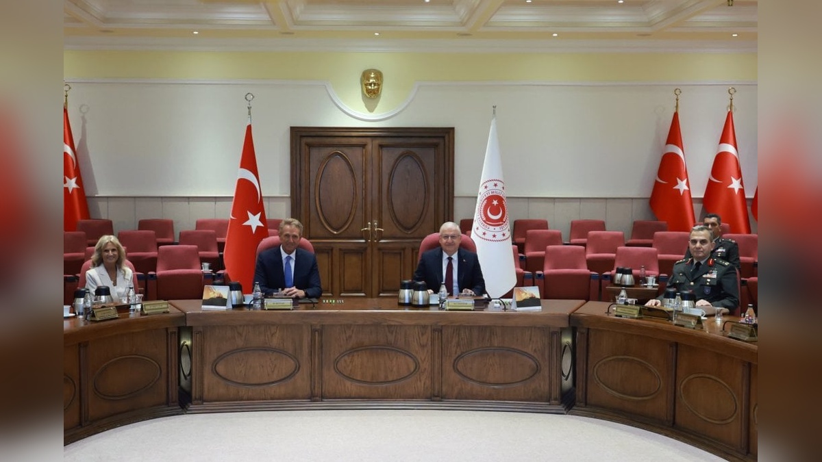 Milli Savunma Bakanı Güler, Jeff Flake'i kabul etti