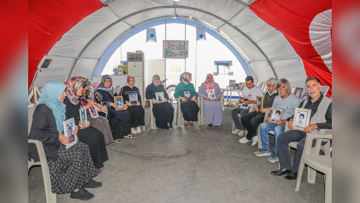 Diyarbakır'da evlat nöbeti tutan aileler: Çocuklarımıza kavuşacağız