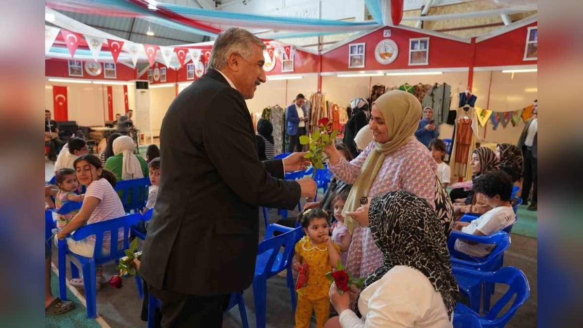 Kahta Belediyesi, Anneler Günü'nü Ramazan Çarşısı'nda kutladı