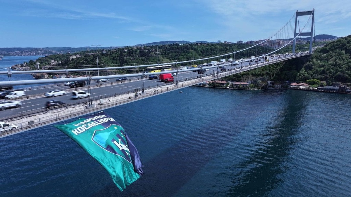 Kocaelispor'un şampiyonluk bayrağı Fatih Sultan Mehmet Köprüsü'nde