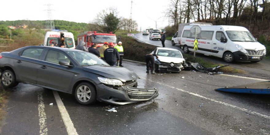 Beykoz'da 2 otomobil kafa kafaya çarpıştı