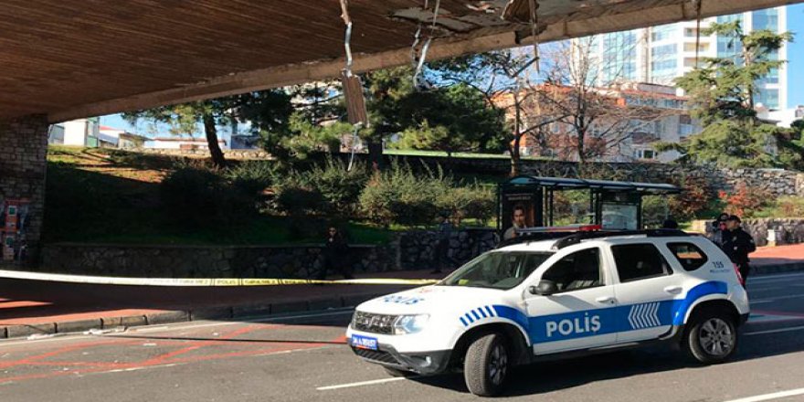 Beşiktaş'ta iş makinası üstgeçide çarptı